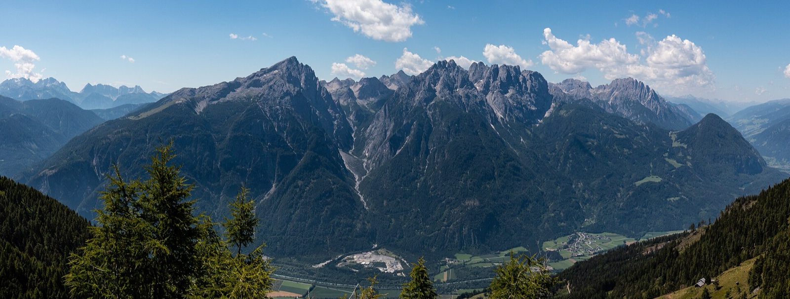 Gezackte Gipfel der Lienzer Dolomiten unter blauem Himmel