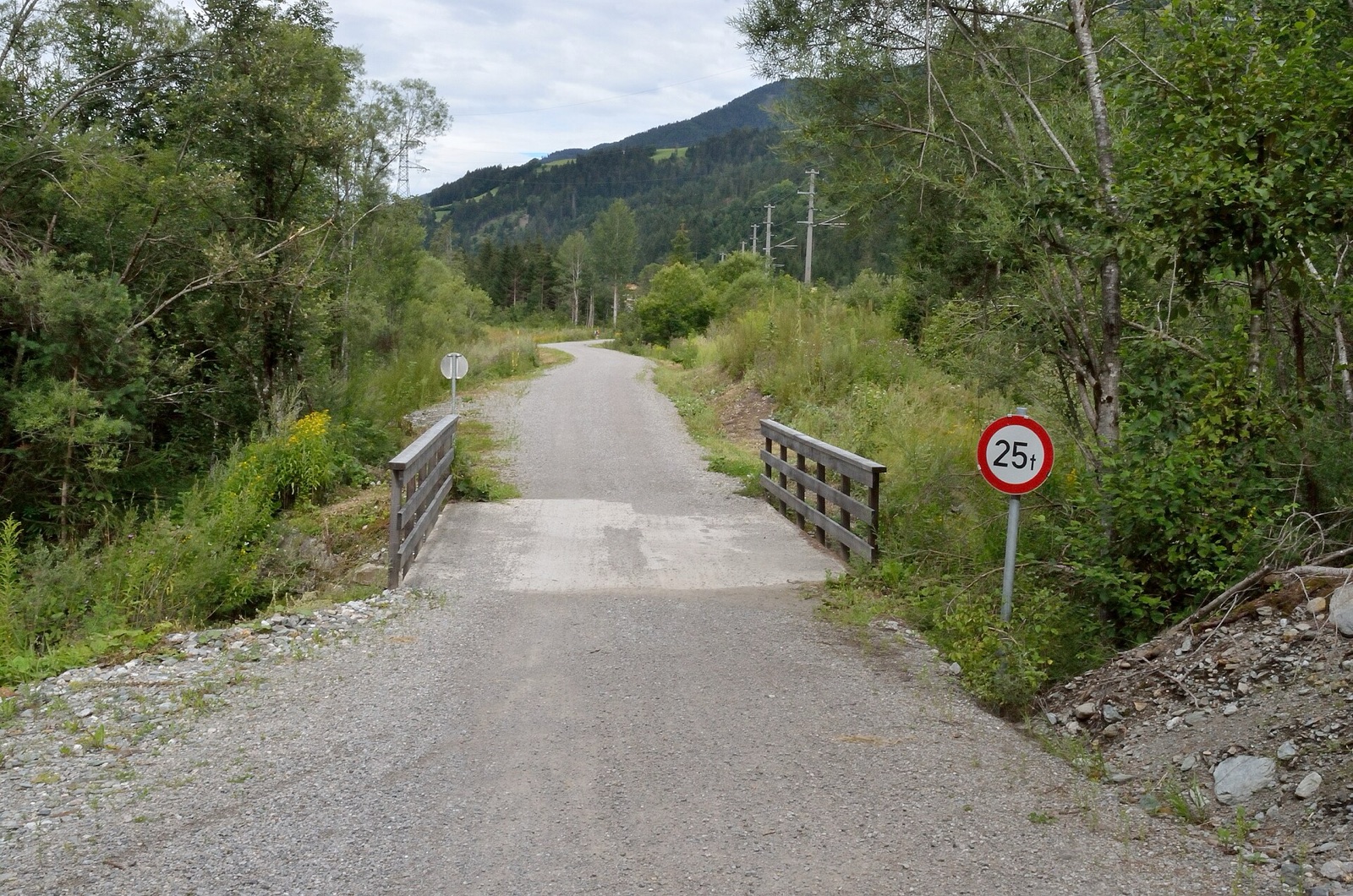 Brücke des Drauradwegs über den Kristeinbach in Osttirol