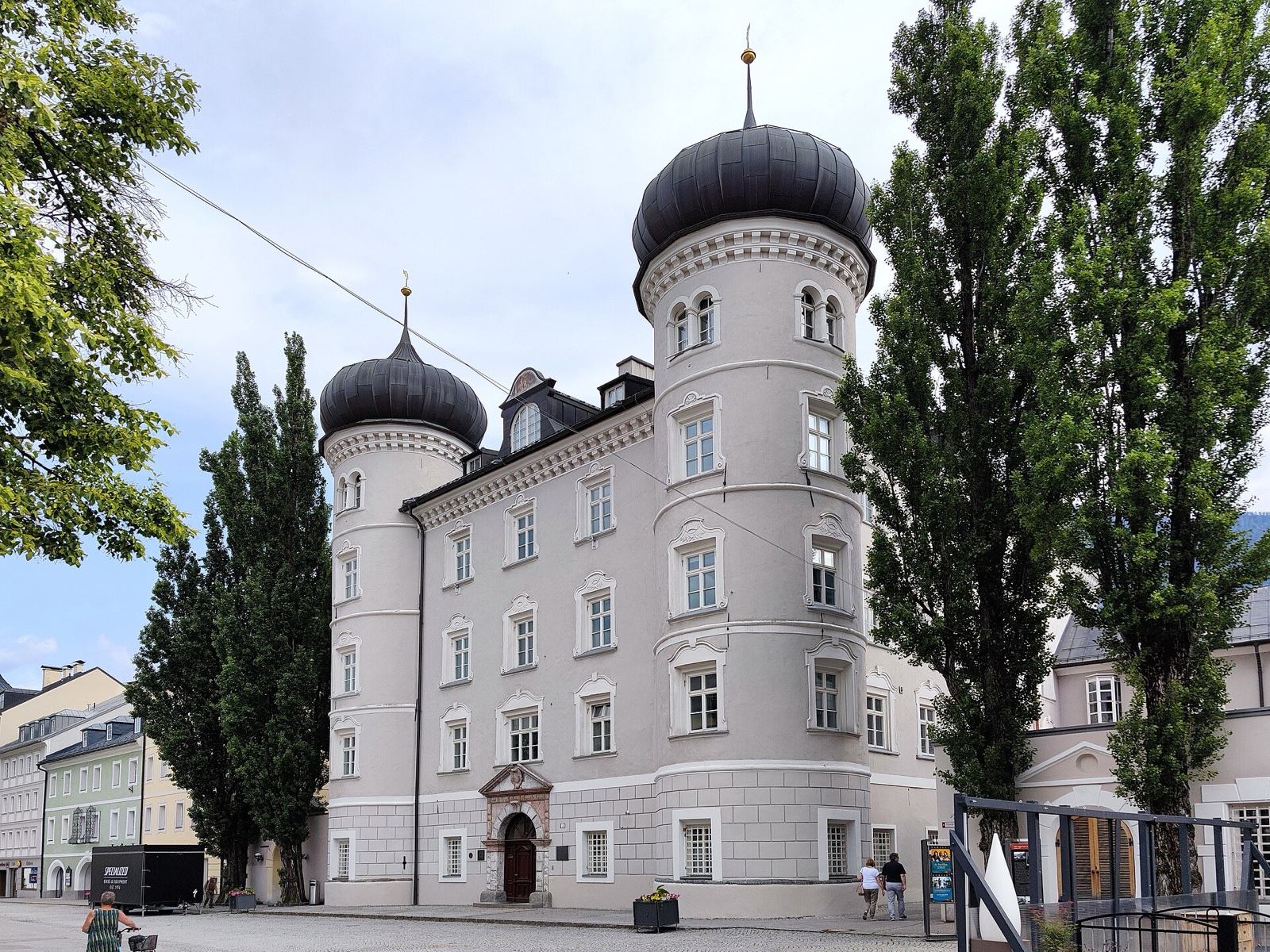 Liebburg mit ihren beiden Türmen am Hauptplatz von Lienz