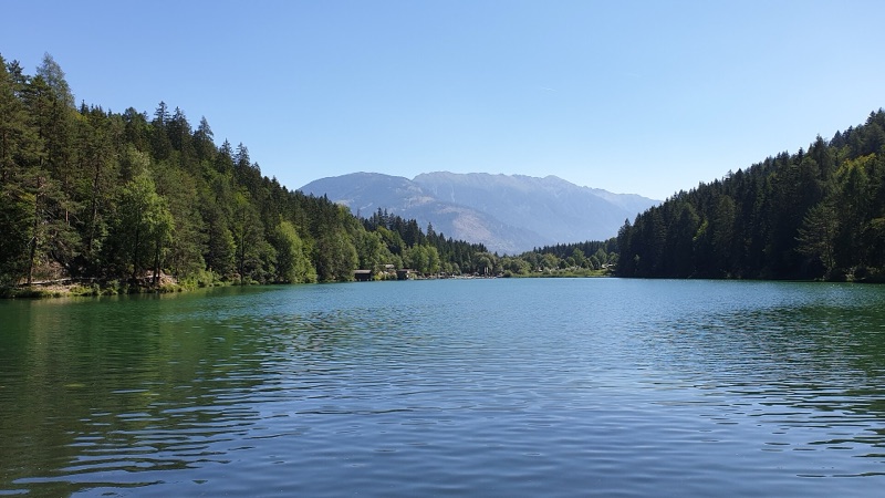 Tristacher See und bewaldete Hänge